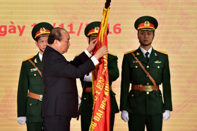 Thủ tướng Nguyễn Xuân Phúc đã trao Huân chương Lao động hạng Nhất lần thứ hai cho ĐHKTQD (Ảnh: VPCP)